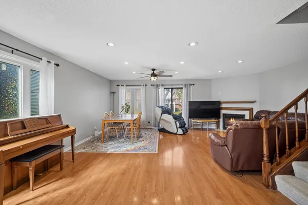 $399,900 | 329 Redwing Drive, Deerfield, IL 60015