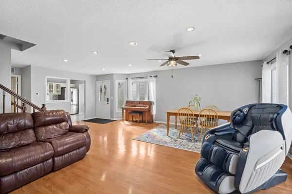 $399,900 | 329 Redwing Drive, Deerfield, IL 60015