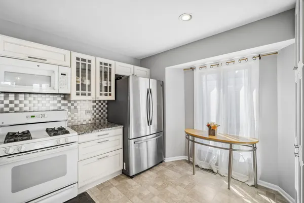 $399,900 | 329 Redwing Drive, Deerfield, IL 60015