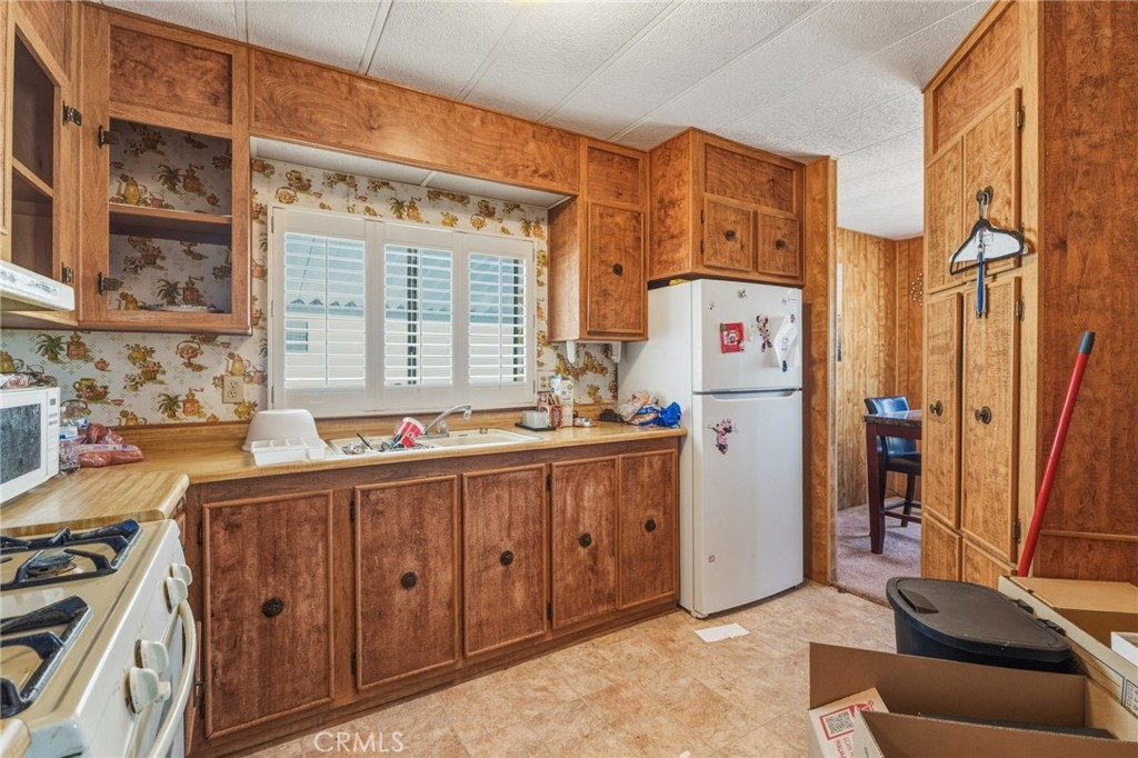 20683 Waalew Road, Unit B201 Apple Valley, CA 92307 - Photo 13 of 32 a kitchen with stainless steel appliances granite countertop a refrigerator and a stove