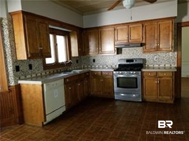4076 Hillcrest Lane West Mobile, AL 36609 - Photo 3 of 11