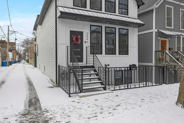 $3,150 | 2046 West Moffat Street, Unit 1, Chicago, IL 60647