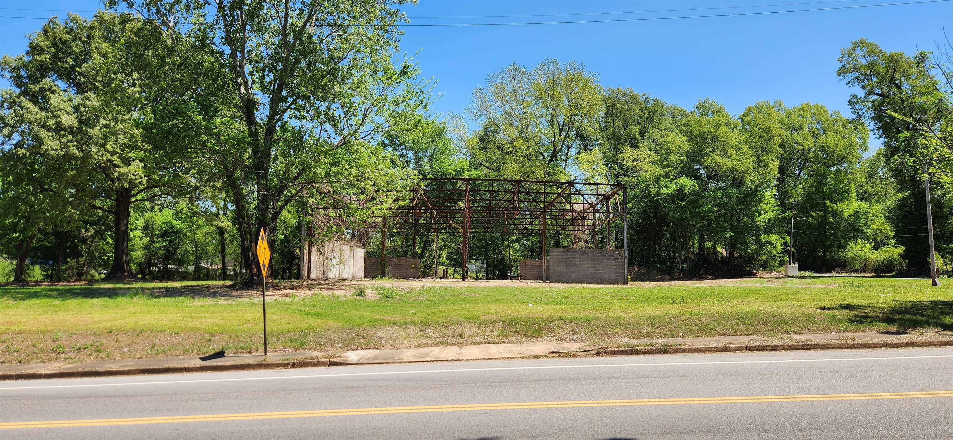 2160 Hernando Road Memphis, TN 38106 - Photo 5 of 7 a view of a basketball court