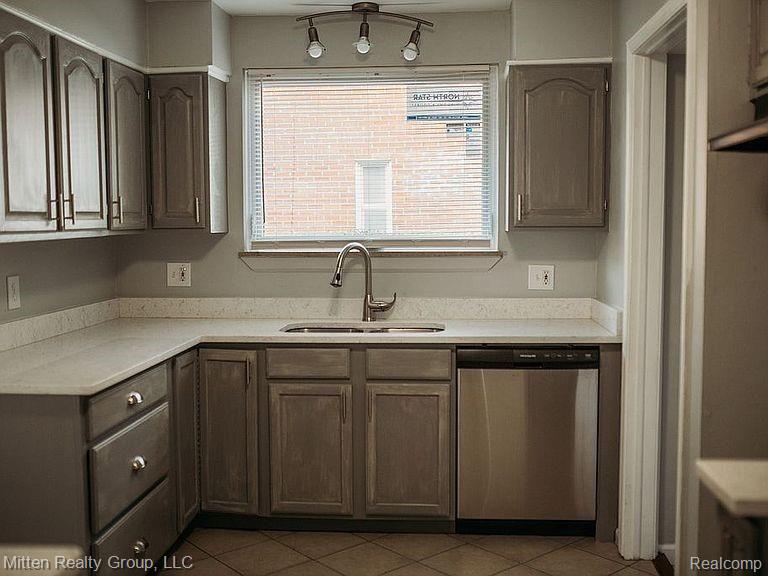 788 Menominee Road Pontiac, MI 48341 - Photo 9 of 25