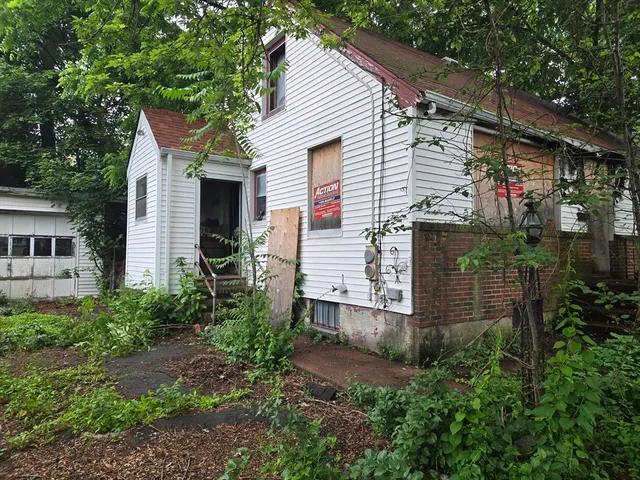a view of a house with a yard and plants