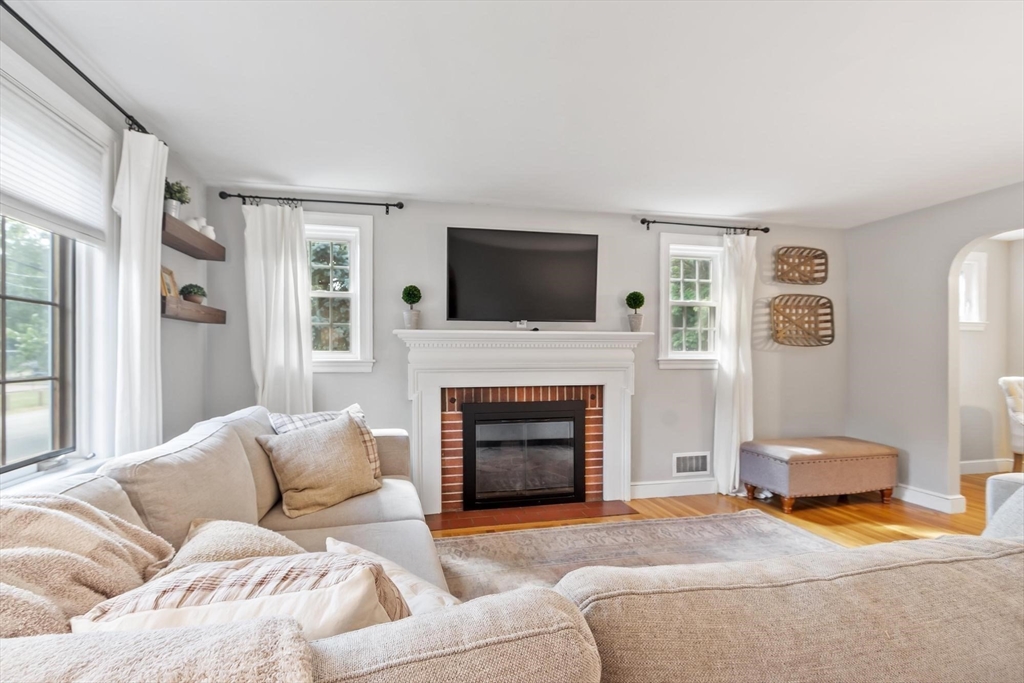 463 Cedar Brook Road Lynn, MA 01904 - Photo 2 of 23