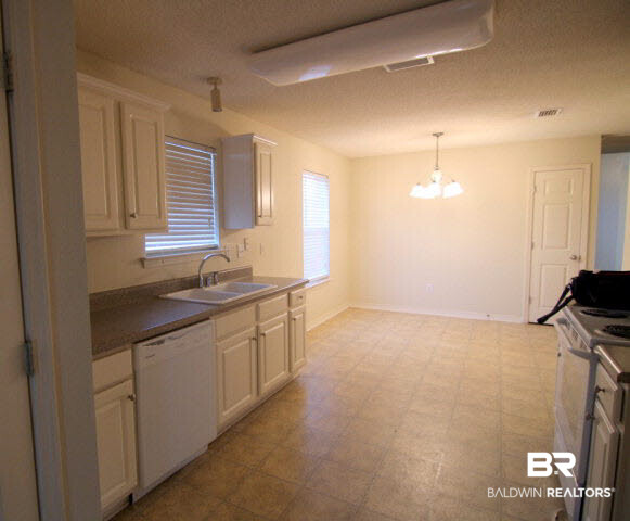 4005 Kendallbrook Loop Foley, AL 36535 - Photo 3 of 12 Kitchen / Breakfast