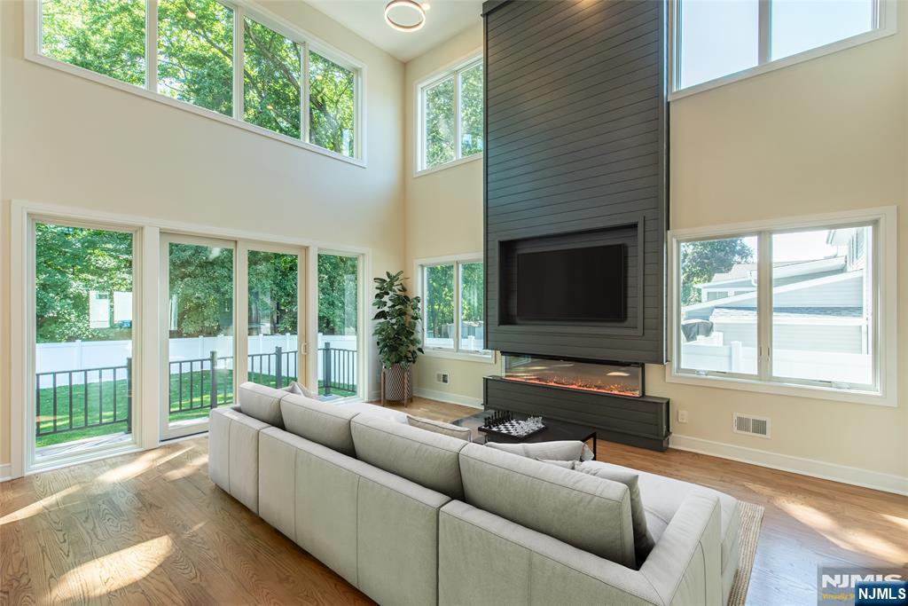778 Wynetta Place Paramus, NJ 07652 - Photo 4 of 44 Gallery Image 4