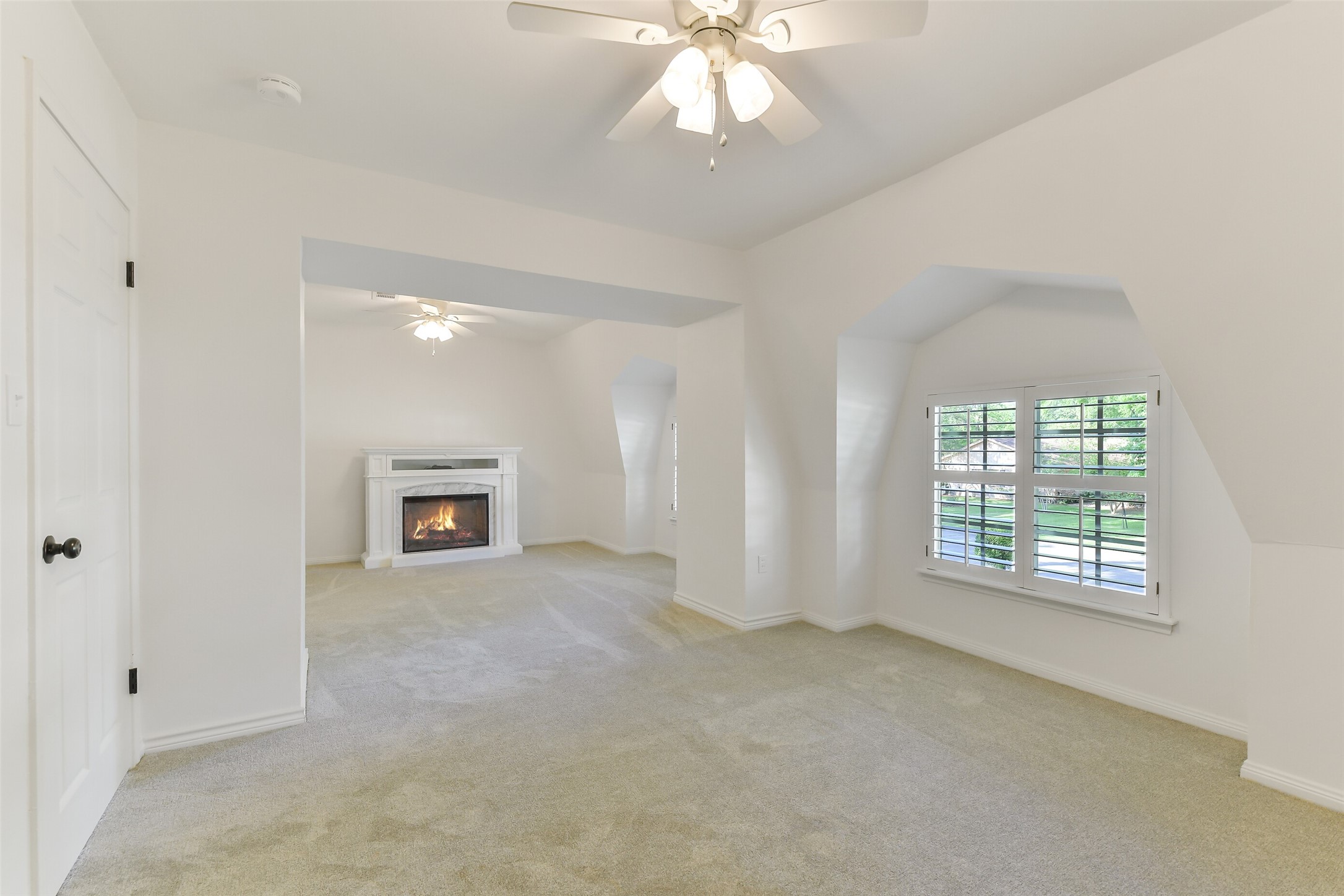 13103 Coral Ridge Court Houston, TX 77069 - Photo 24 of 43 an empty room with windows and fireplace