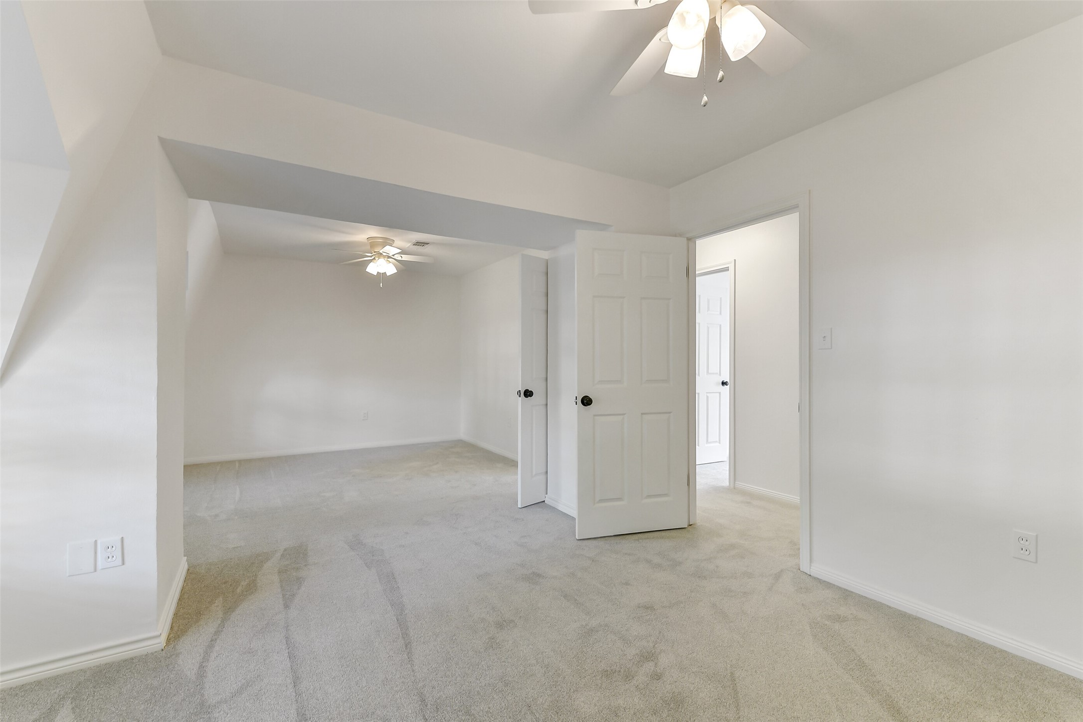 13103 Coral Ridge Court Houston, TX 77069 - Photo 25 of 43 an empty room with a bathroom