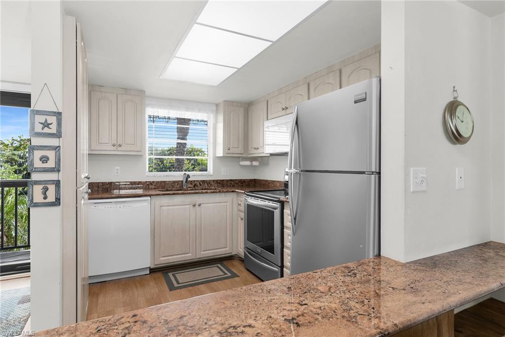 16007 Davis Road, Unit 423 Fort Myers, FL 33908 - Photo 6 of 24 Gallery Image 6