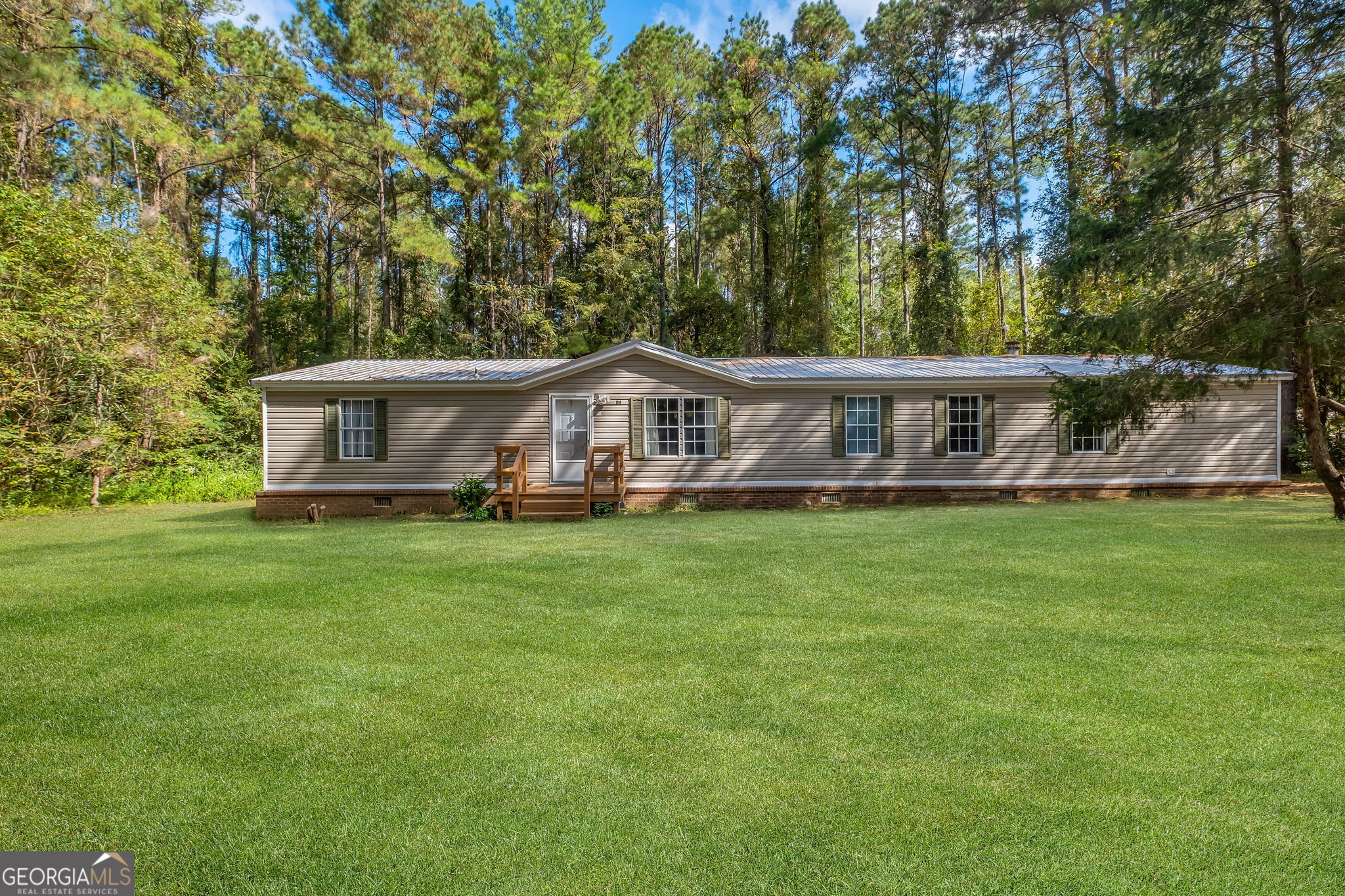 a view of a house with a yard table and chairs