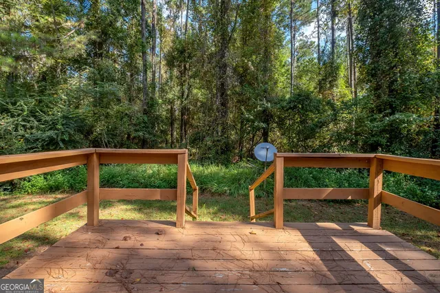 a view of a backyard