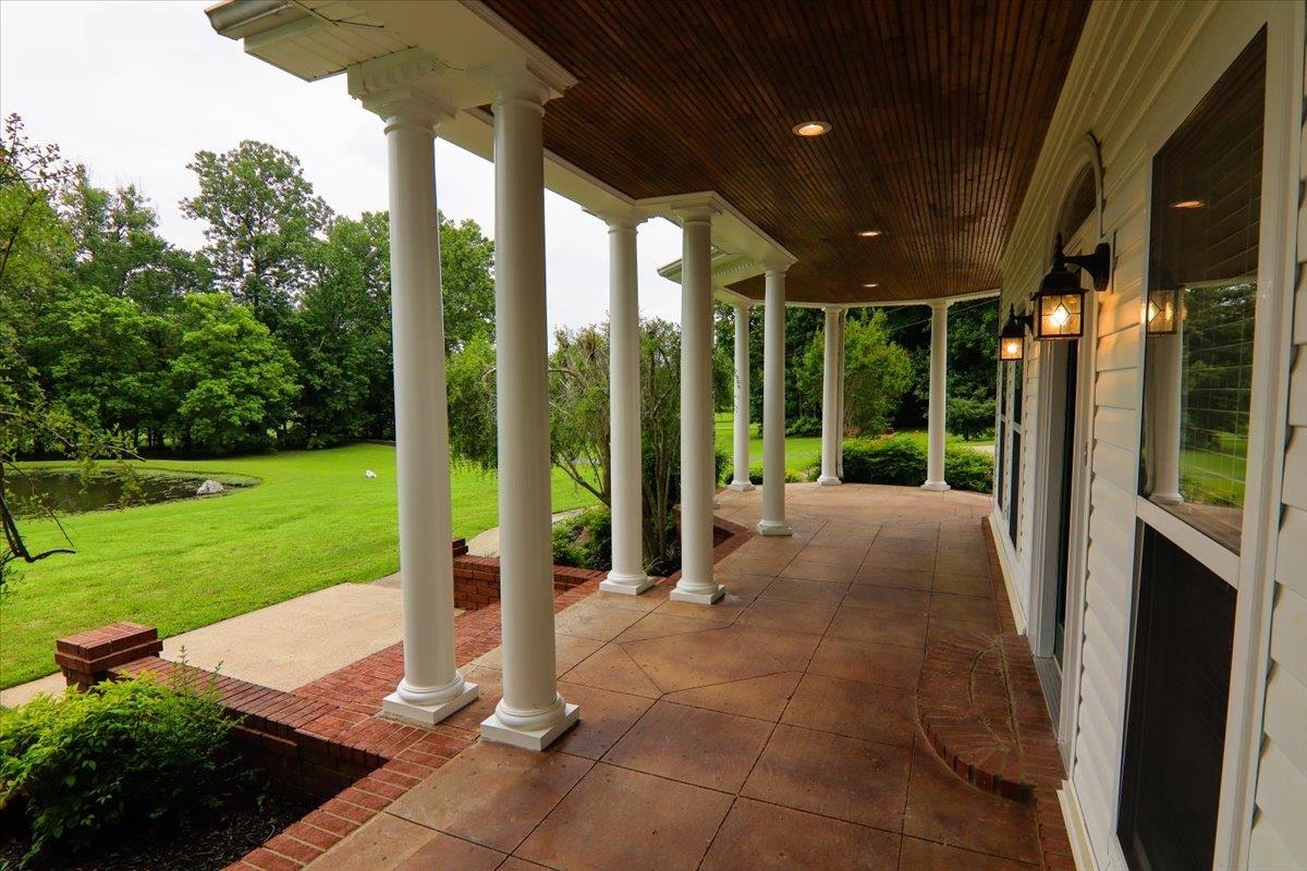 Enjoy evening on the front porch view of the lake and fountain.