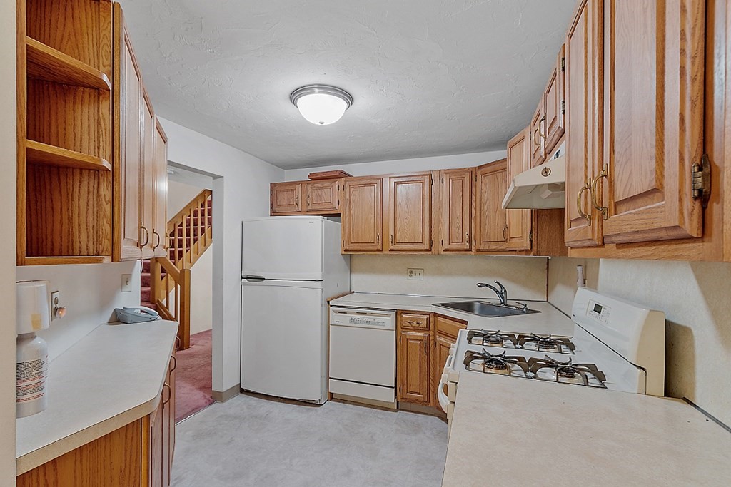 702 Ridgefield Circle, Unit B Clinton, MA 01510 - Photo 7 of 24 Gallery Image 7