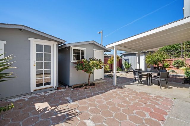 a view of a backyard