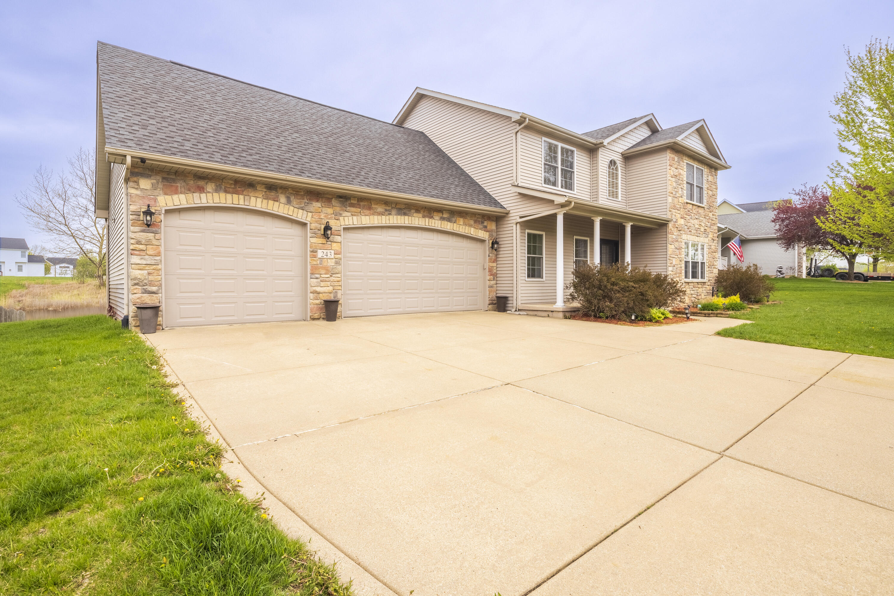 243 Eagle Ridge Drive Valparaiso, IN 46385 - Photo 4 of 52 3000x2001