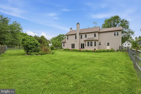a view of a house with backyard and garden