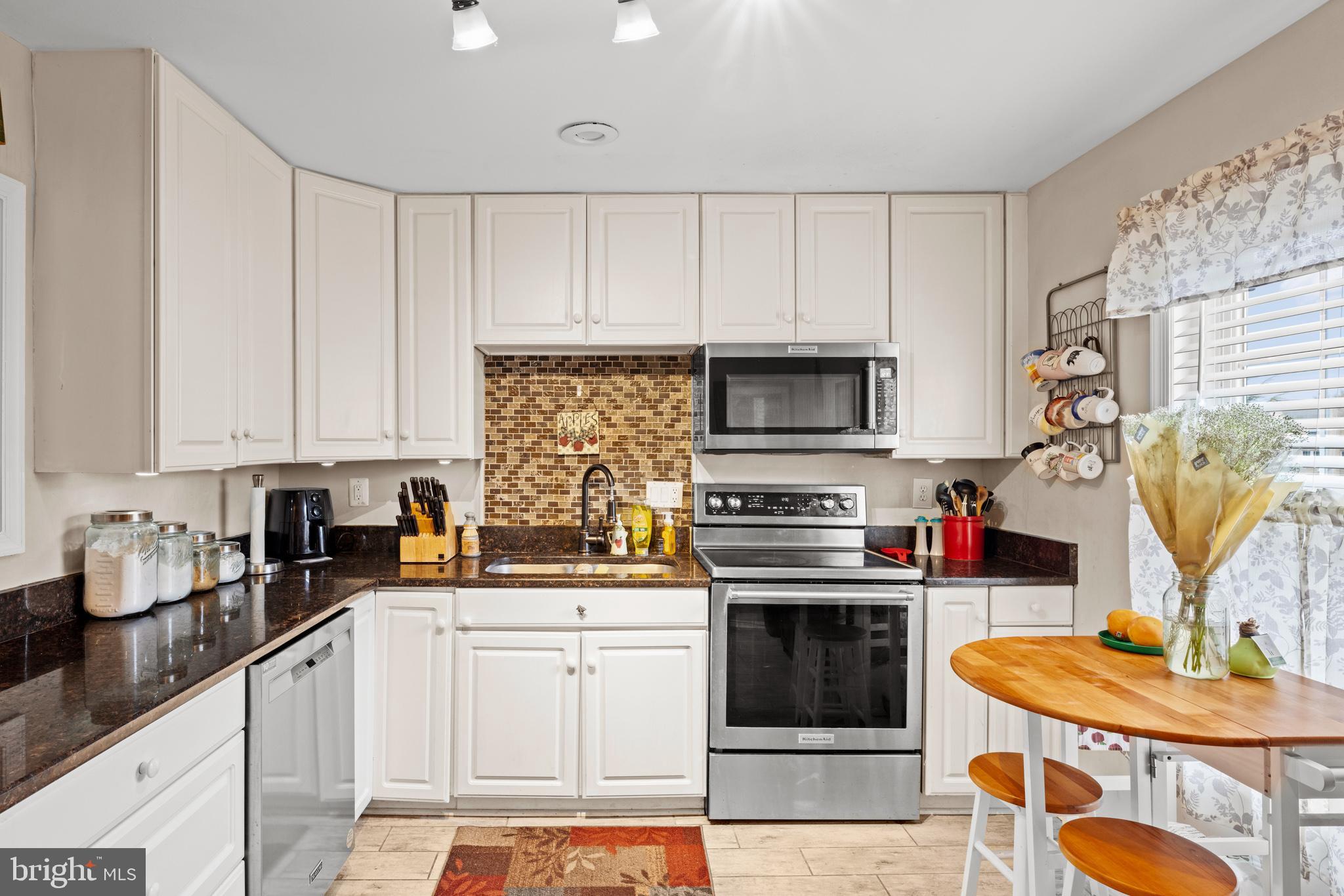 8064 Powderbrook Lane Springfield, VA 22153 - Photo 4 of 22 Gallery Image 4
