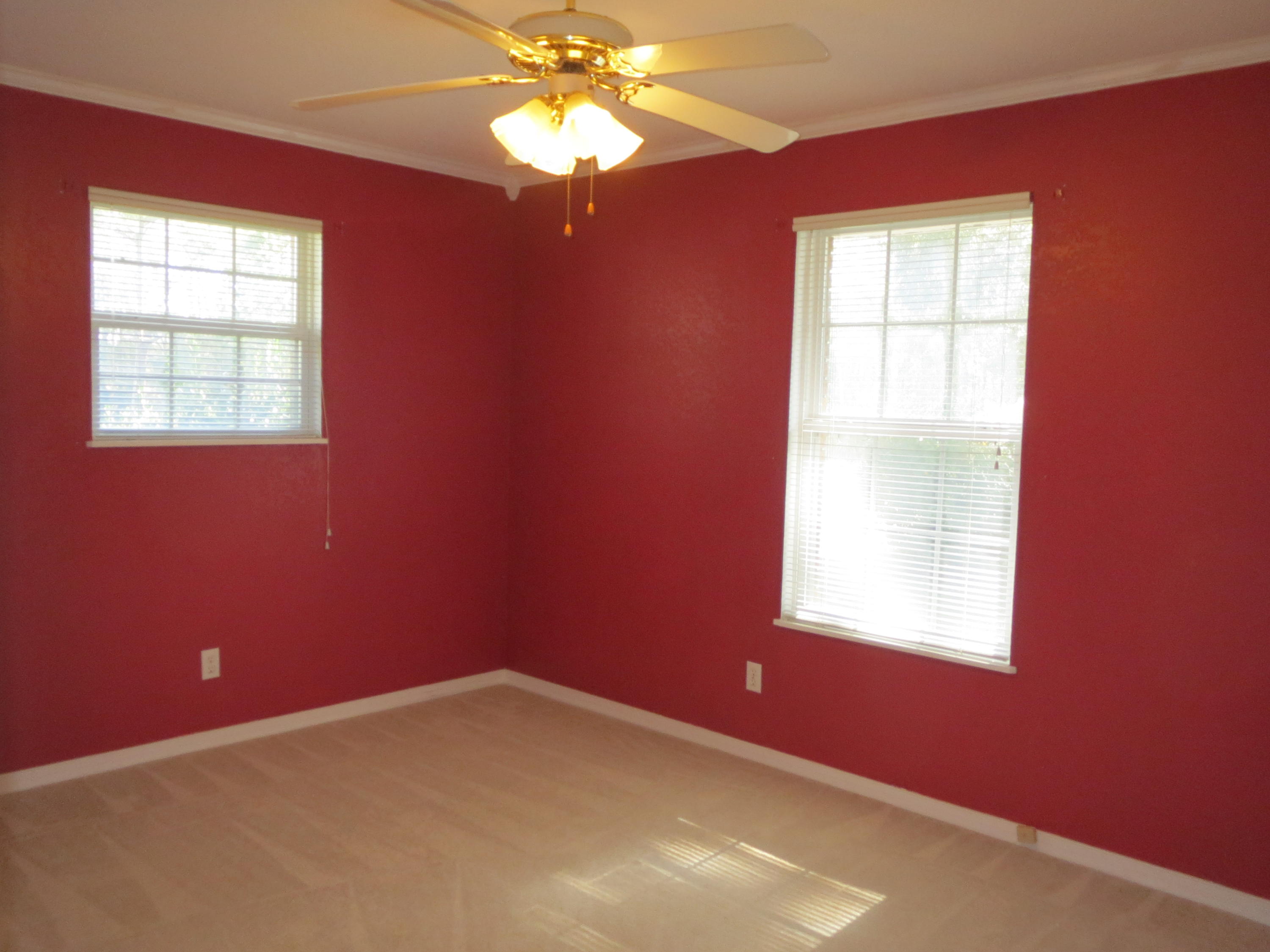932 Tri County Road Graceville, FL 32440 - Photo 12 of 40 an empty room with a window