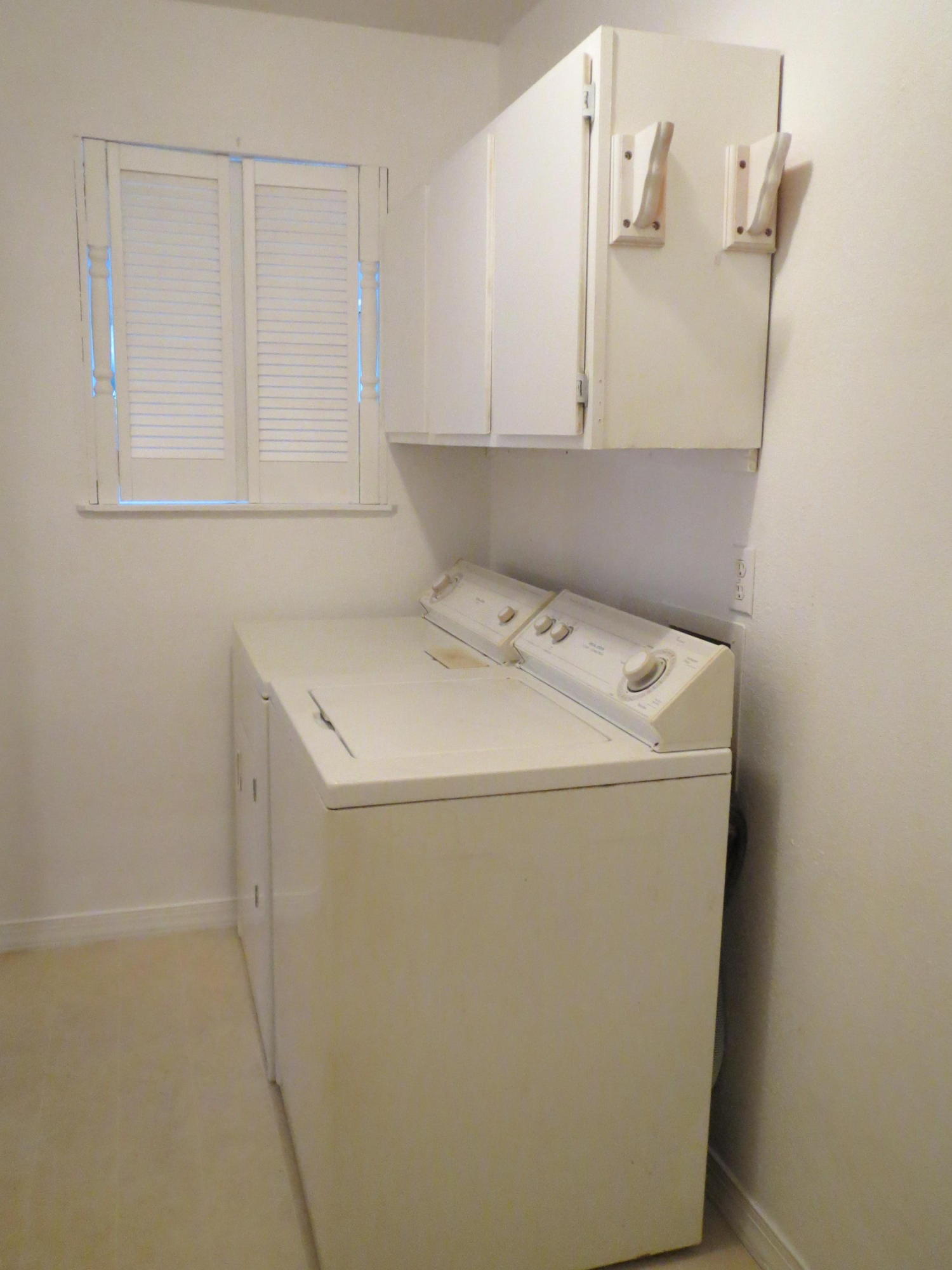 932 Tri County Road Graceville, FL 32440 - Photo 16 of 40 a utility room with dryer and washer