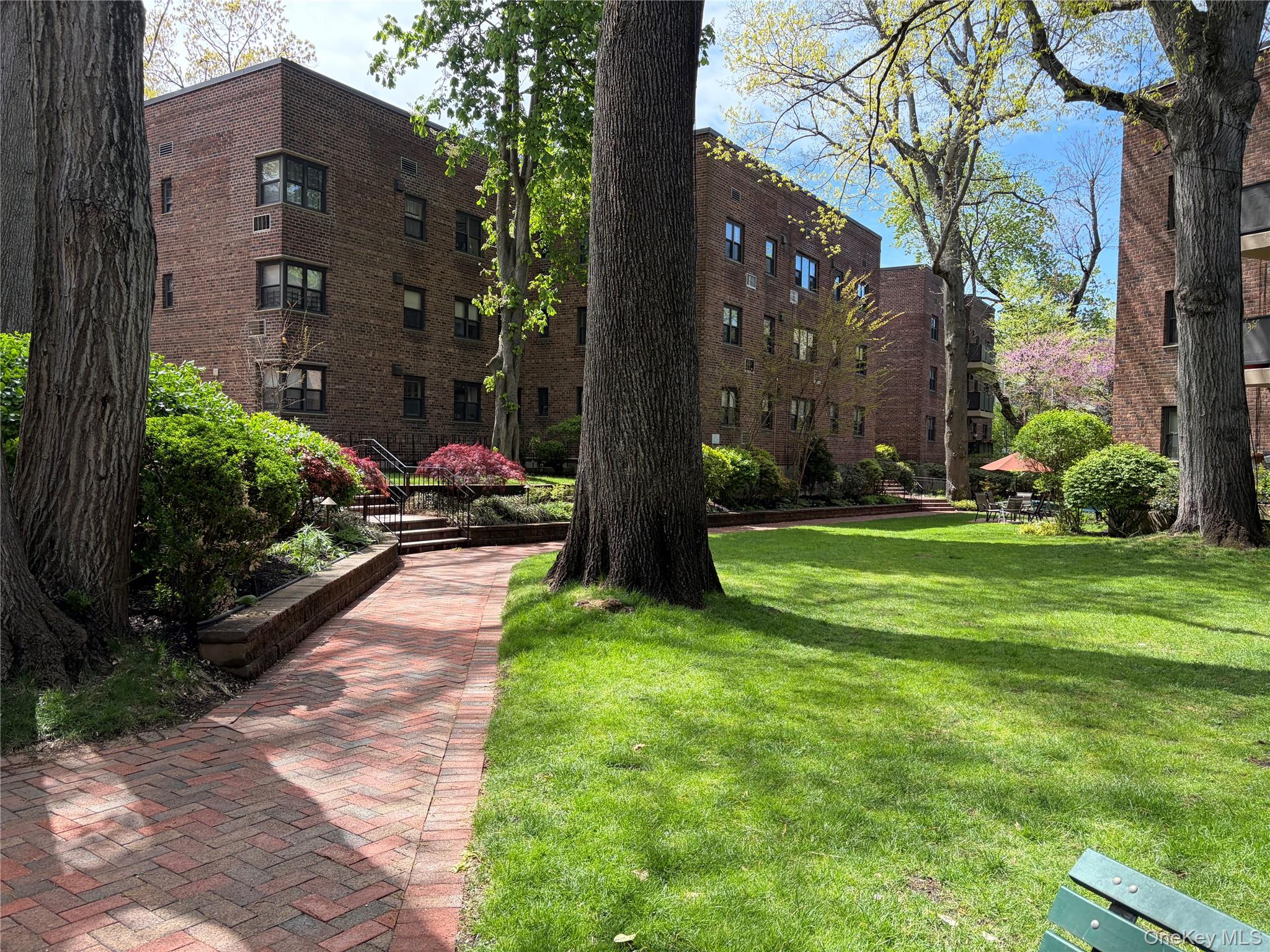 35 Knightsbridge Road, Unit 2B Great Neck, NY 11021 - Photo 2 of 20