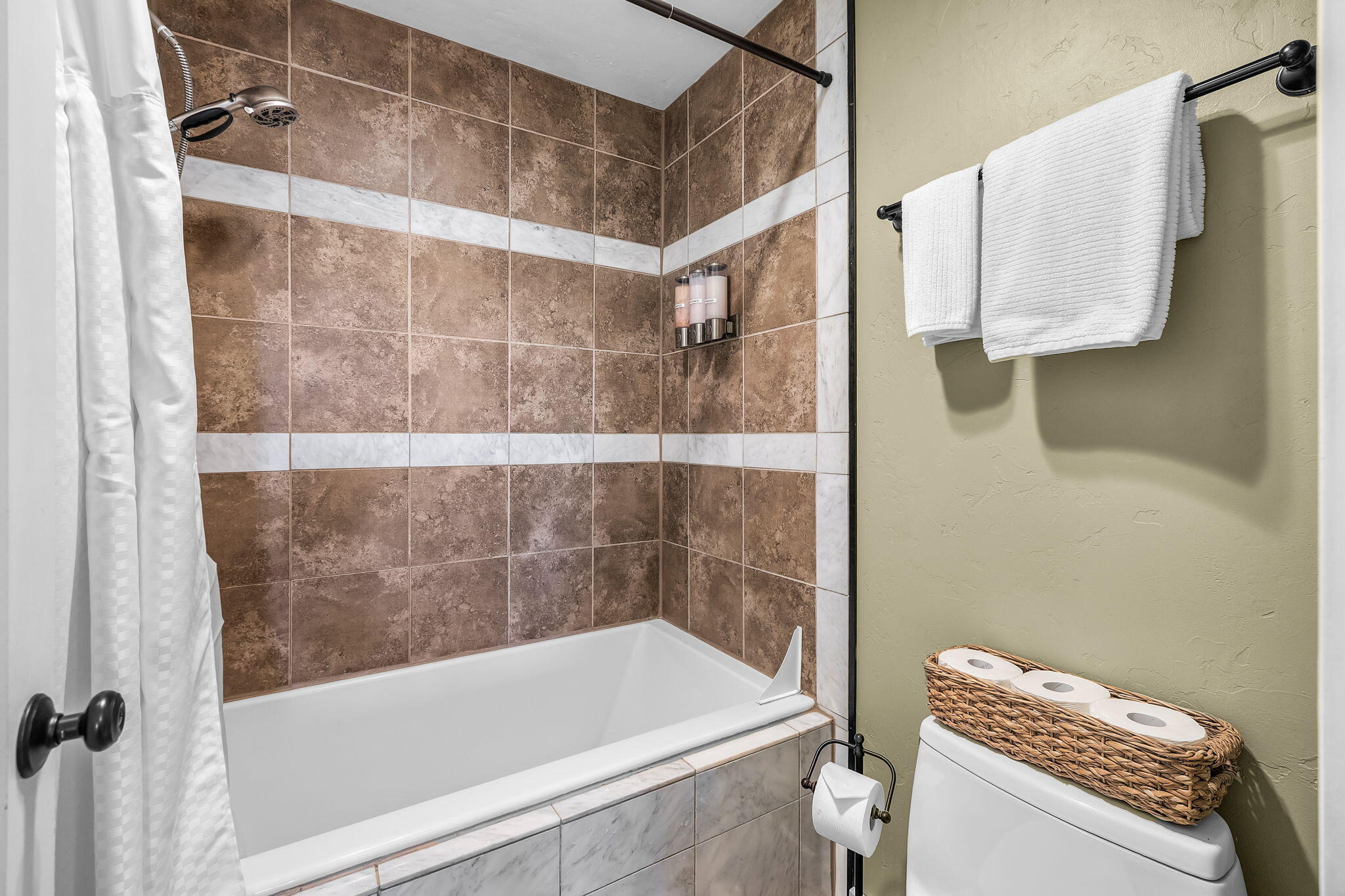18575 Southwest Century Drive, Unit 531 Bend, OR 97702 - Photo 14 of 28 Tile shower/tub combo