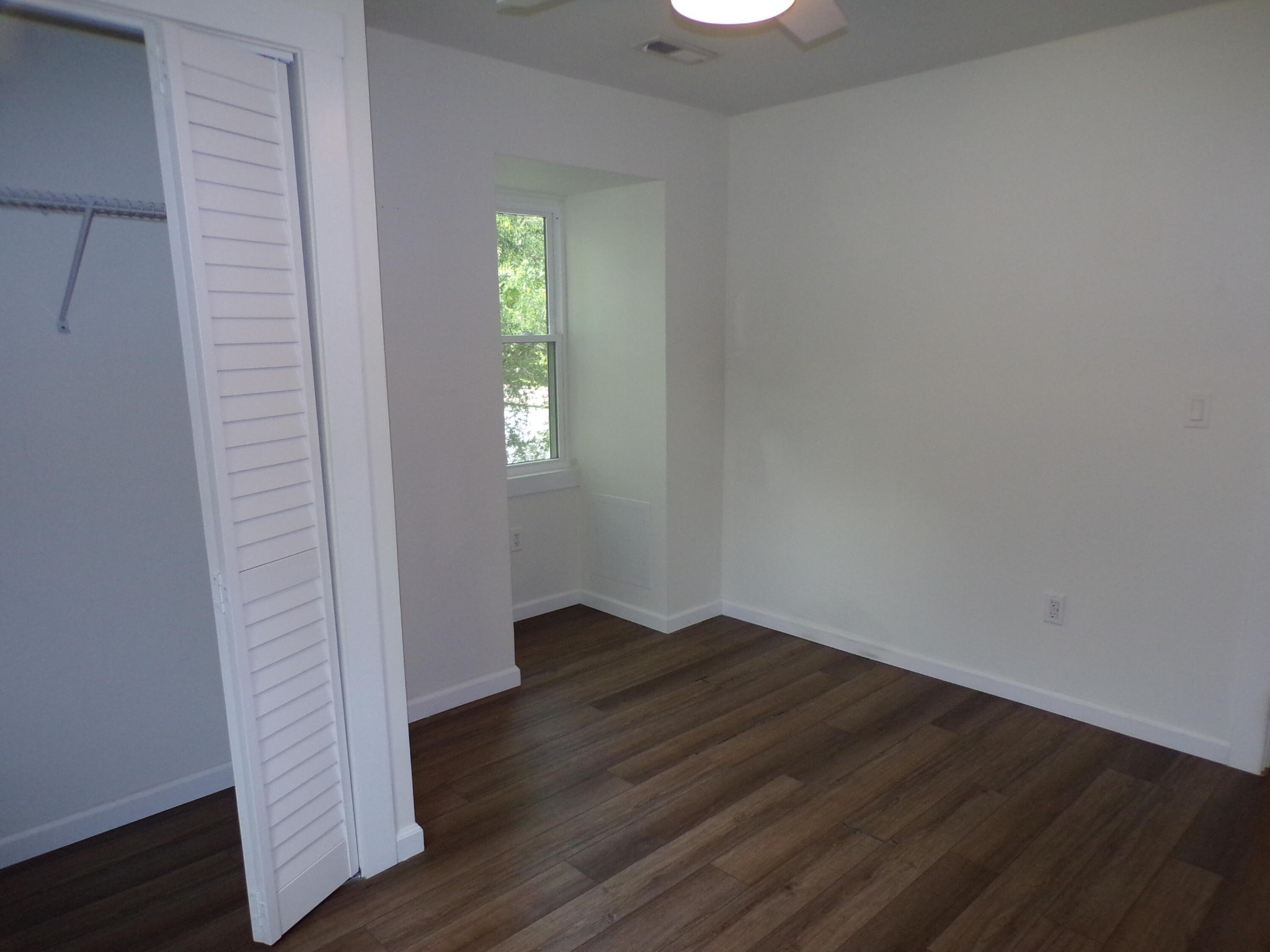 340 Grady Road Etowah, TN 37331 - Photo 33 of 34 an empty room with wooden floor and windows