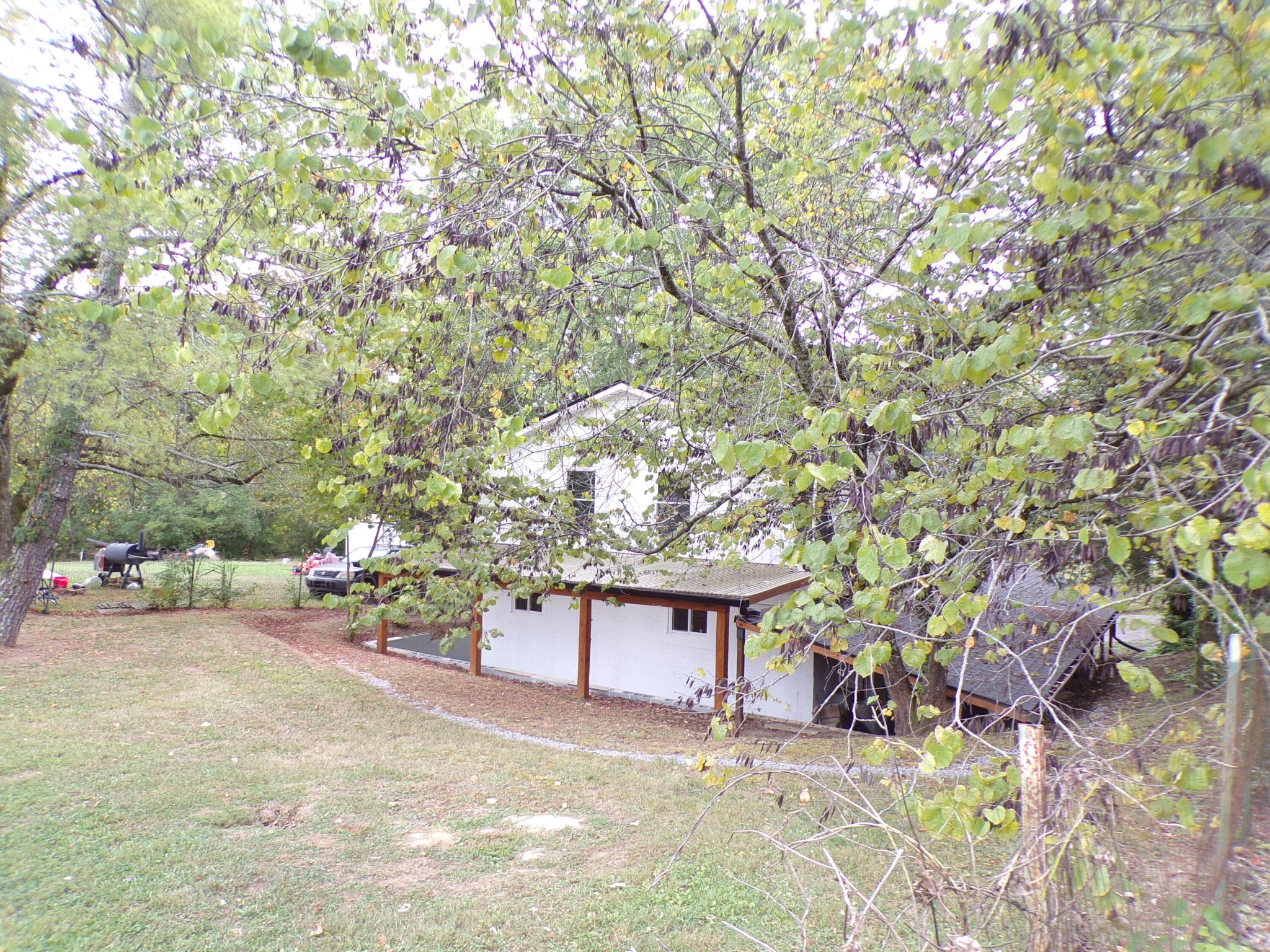 340 Grady Road Etowah, TN 37331 - Photo 9 of 34 a backyard of a house with table and chairs