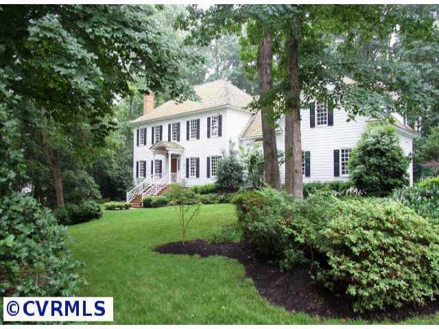 a view of an house with backyard space and garden