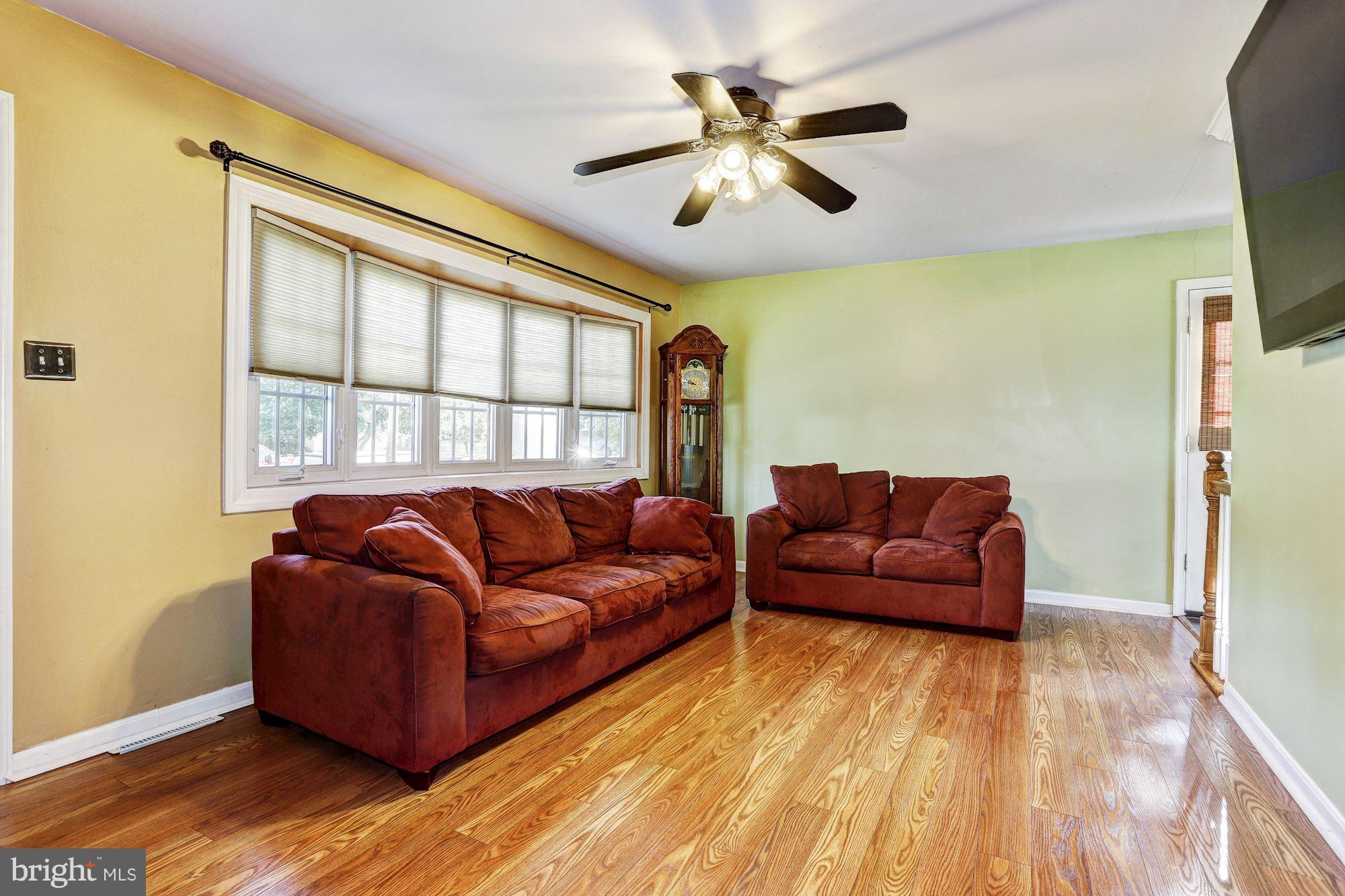 1015 Dunholme Road Reisterstown, MD 21136 - Photo 4 of 26 Living Room