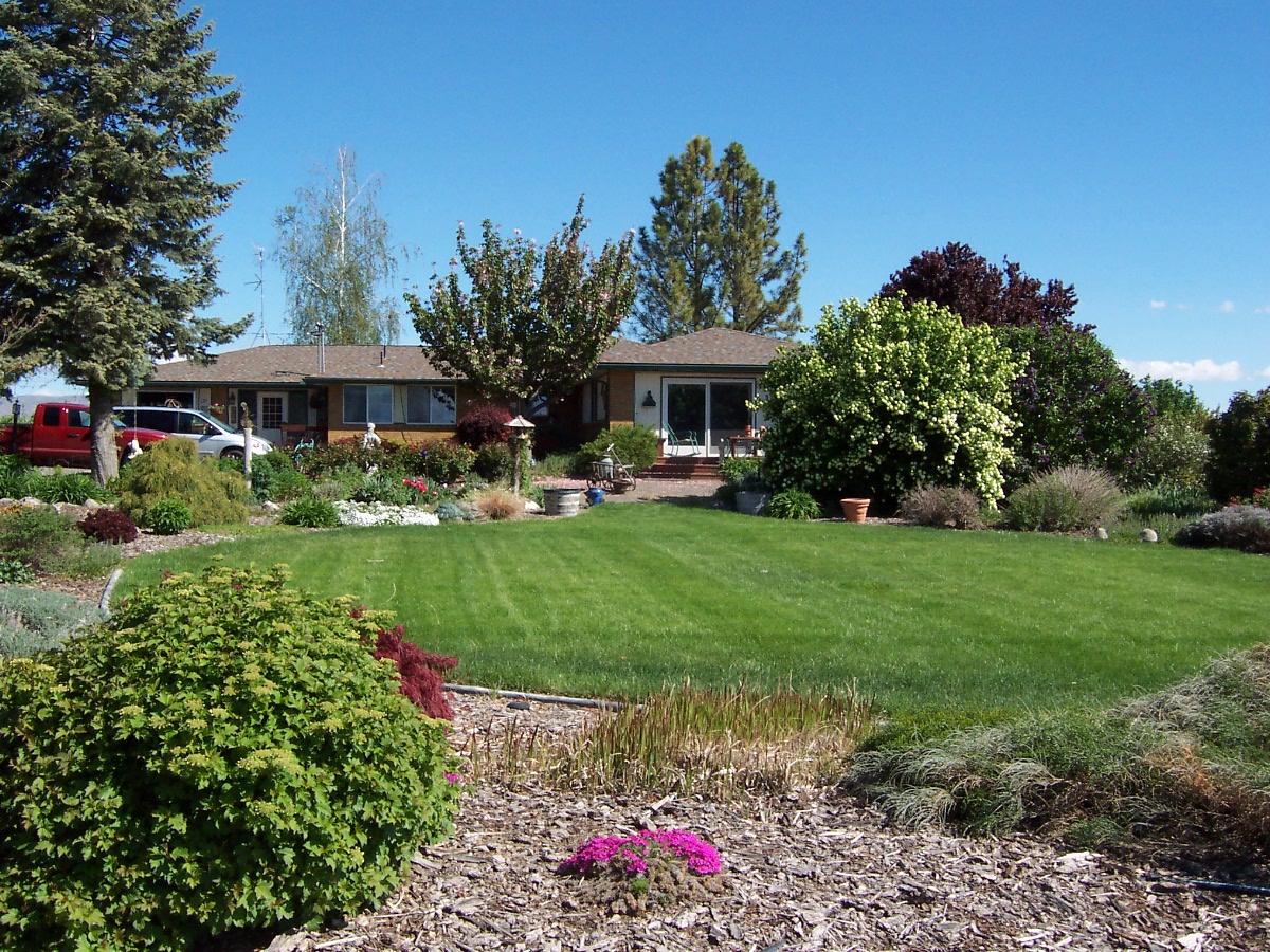 121 Arrowsmith Road Sunnyside, WA 98944 - Photo 1 of 13 a front view of a house with garden