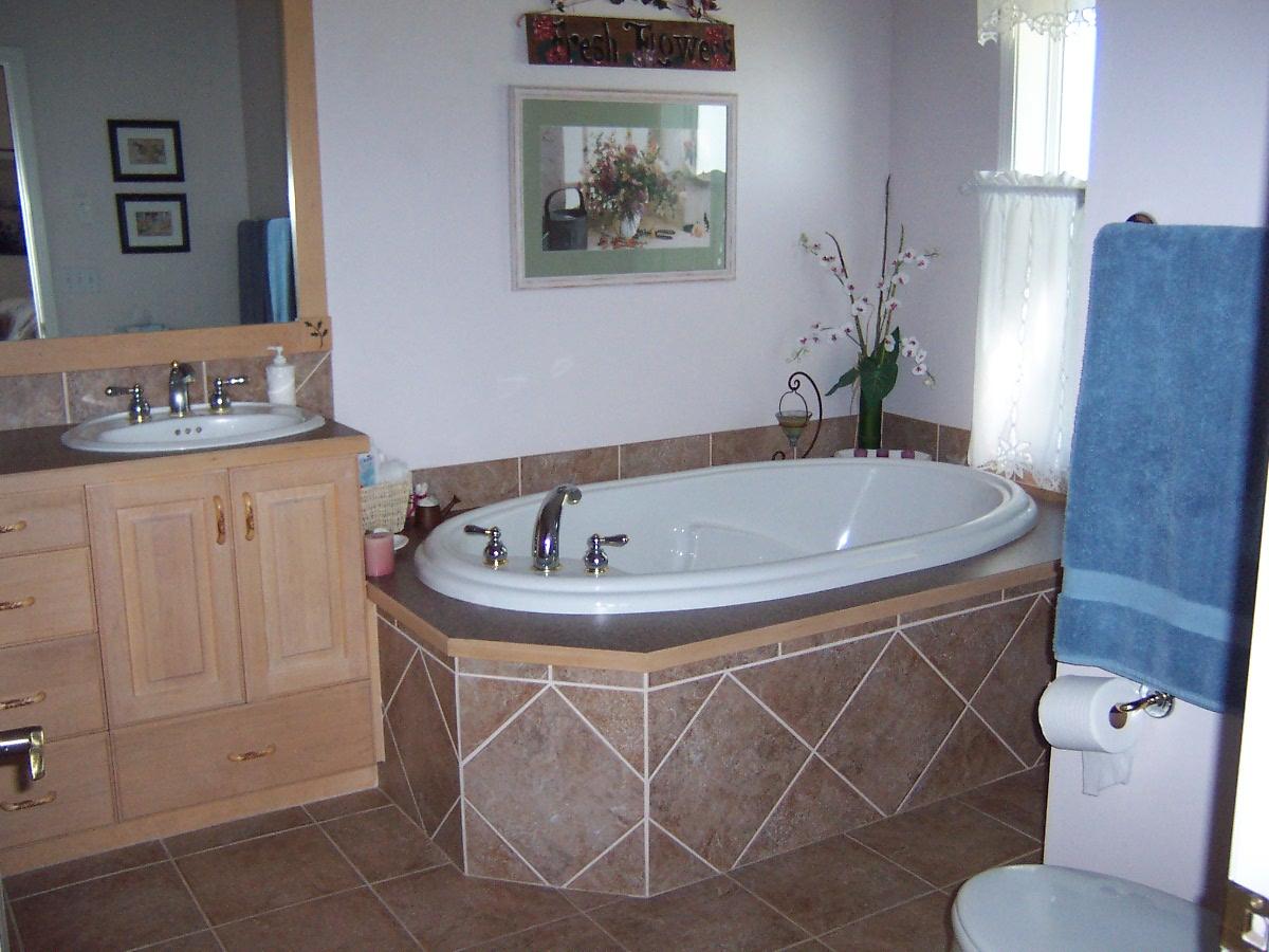 121 Arrowsmith Road Sunnyside, WA 98944 - Photo 12 of 13 a bathroom with a sink and a mirror