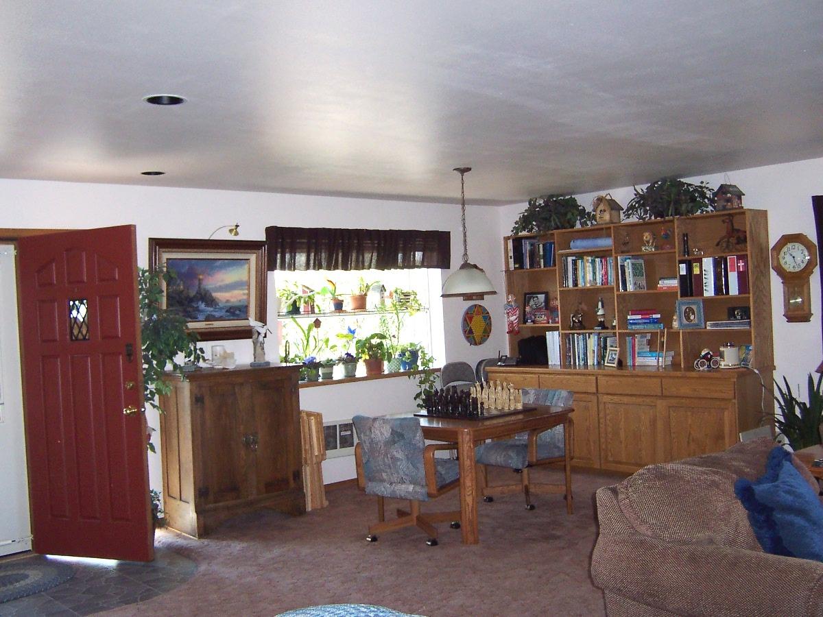 121 Arrowsmith Road Sunnyside, WA 98944 - Photo 5 of 13 a room with furniture a window and bookshelf