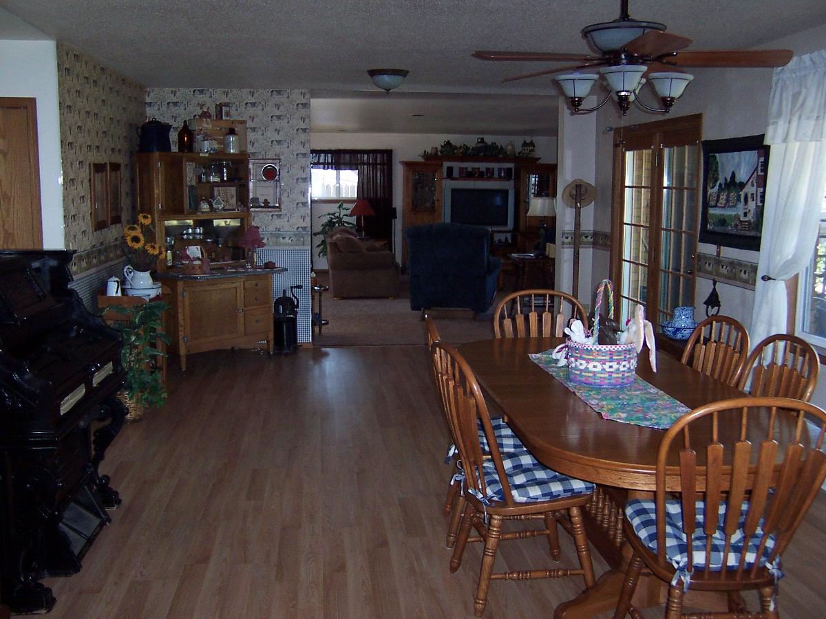 121 Arrowsmith Road Sunnyside, WA 98944 - Photo 6 of 13 a view of a dining room with furniture and chandelier