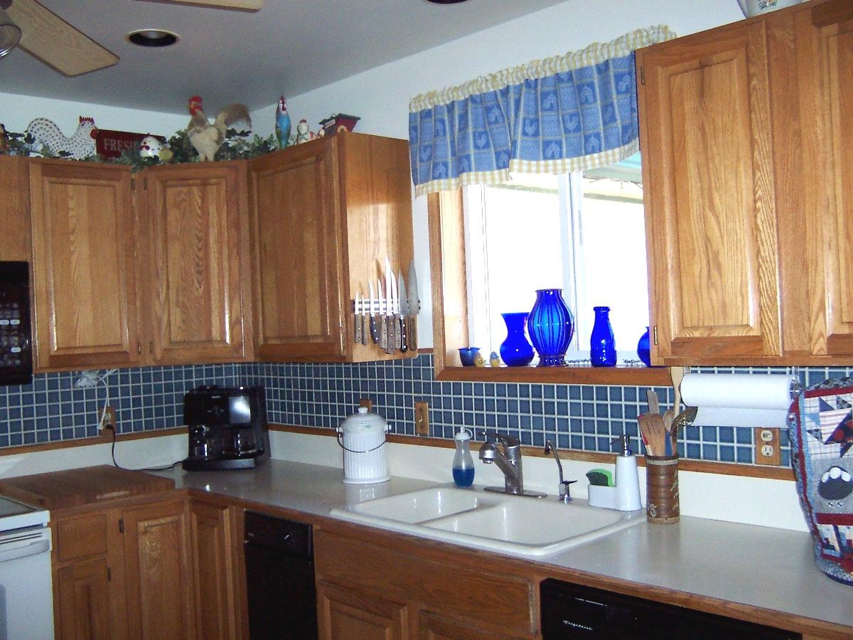 121 Arrowsmith Road Sunnyside, WA 98944 - Photo 8 of 13 a view of a kitchen with a sink and cabinets
