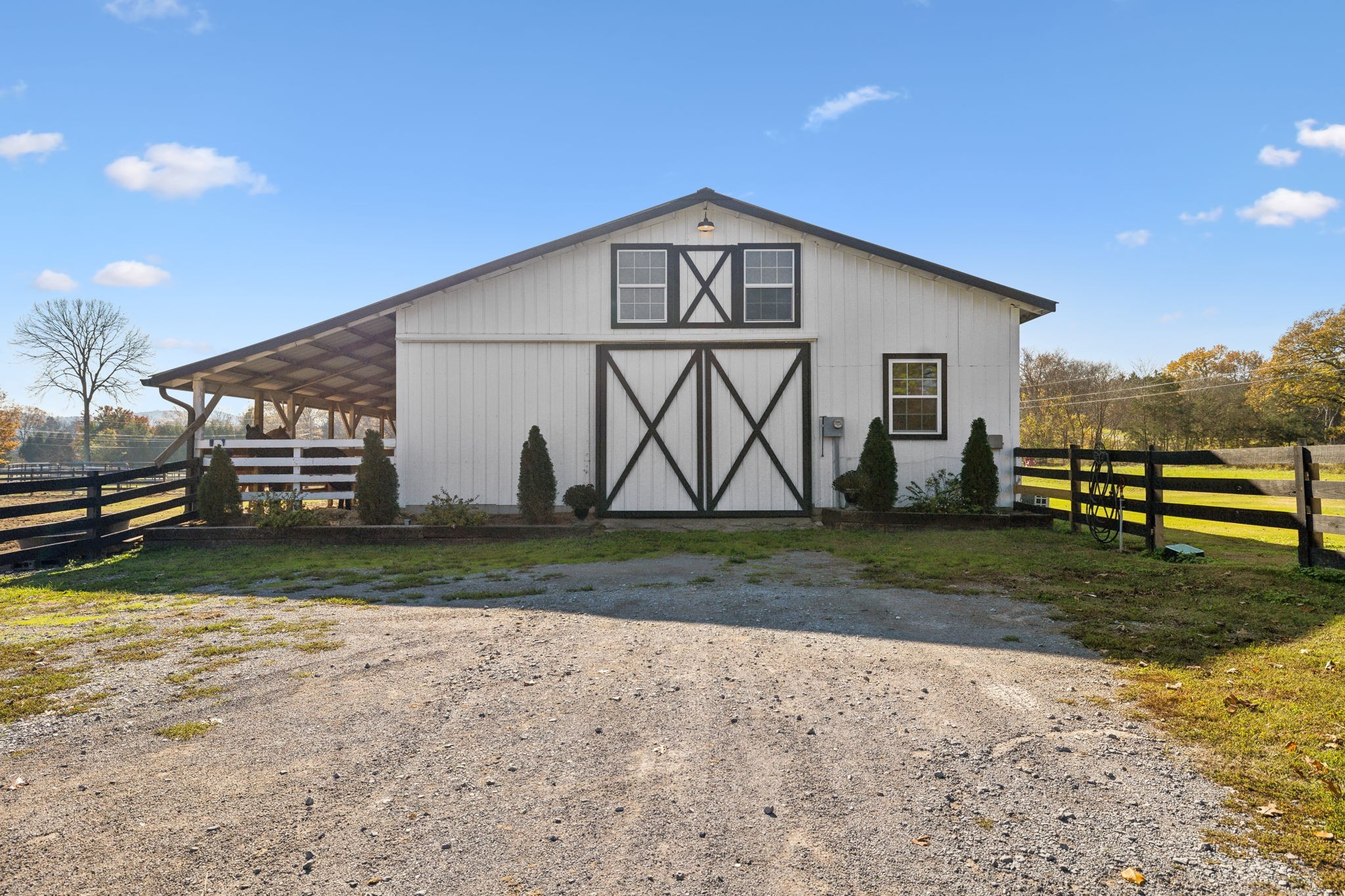 576 Rocky Valley Road Lebanon, TN 37090 - Photo 45 of 62 a front view of a house with garden