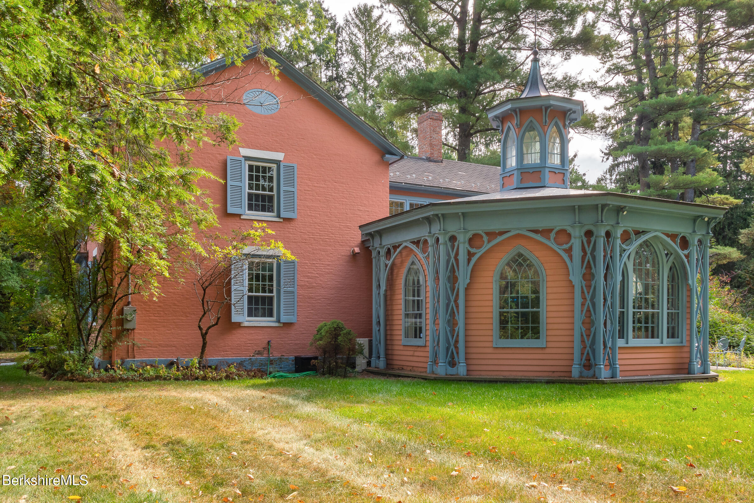 82 East Main Street Stockbridge, MA 01262 - Photo 5 of 52 a front view of a house with garden