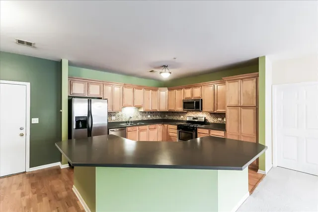 $319,900 | 275 East Railroad Avenue, Unit 101, Bartlett, IL 60103