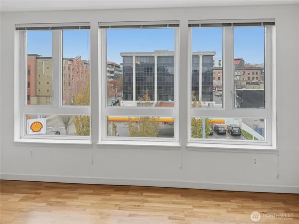 $324,995 | 3104 Western Avenue, Unit 522, Seattle, WA 98121