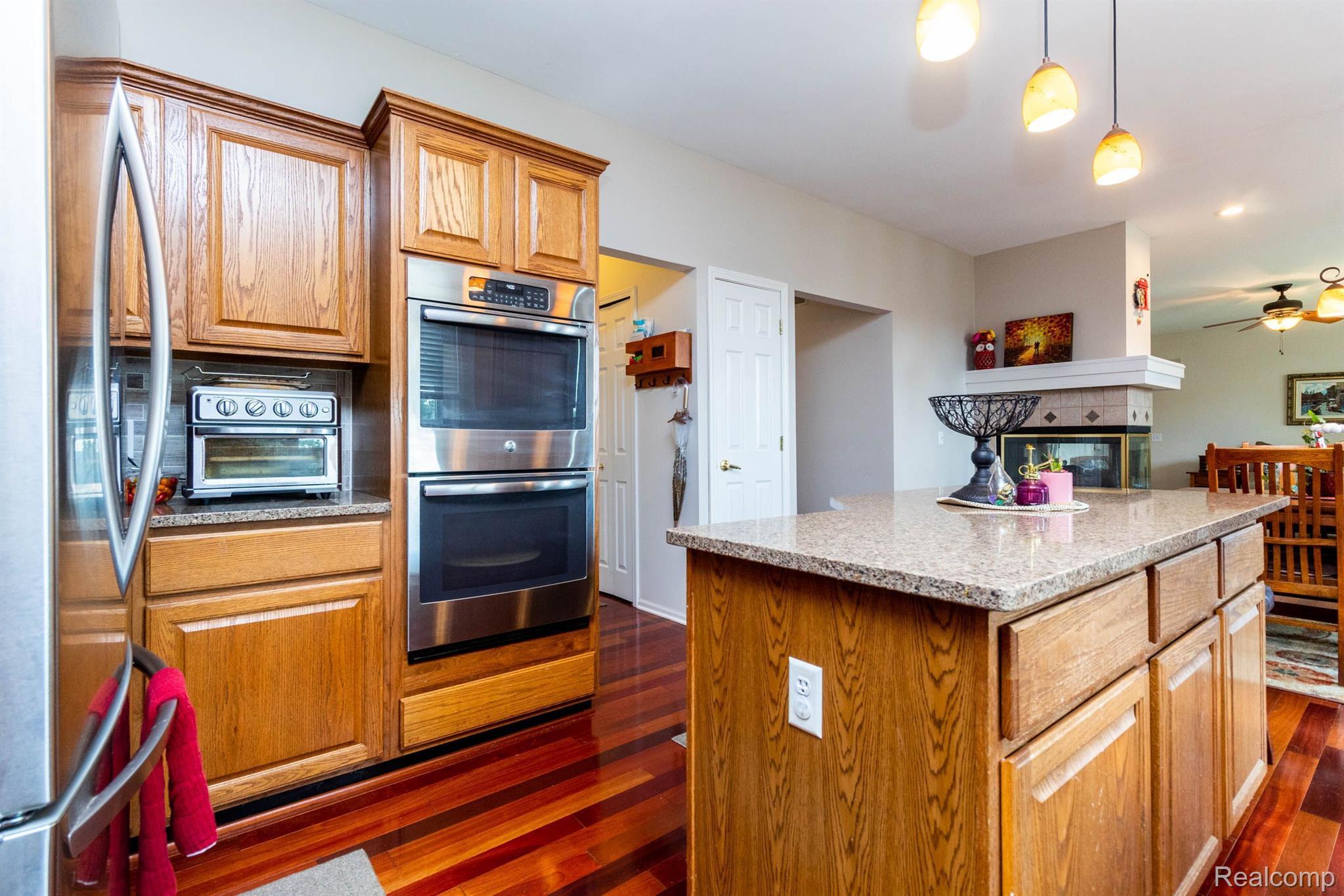 4020 Calumet Drive Rochester, MI 48306 - Photo 10 of 36 Double ovens