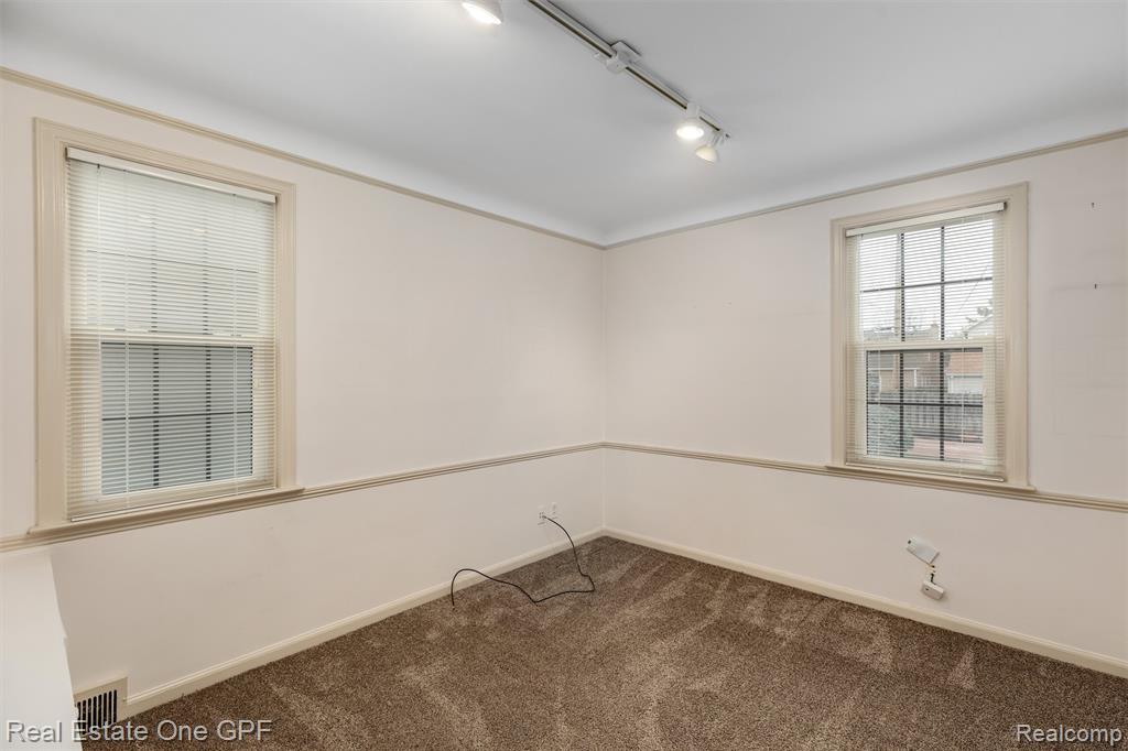 1488 Roslyn Road Grosse Pointe Woods, MI 48236 - Photo 12 of 40