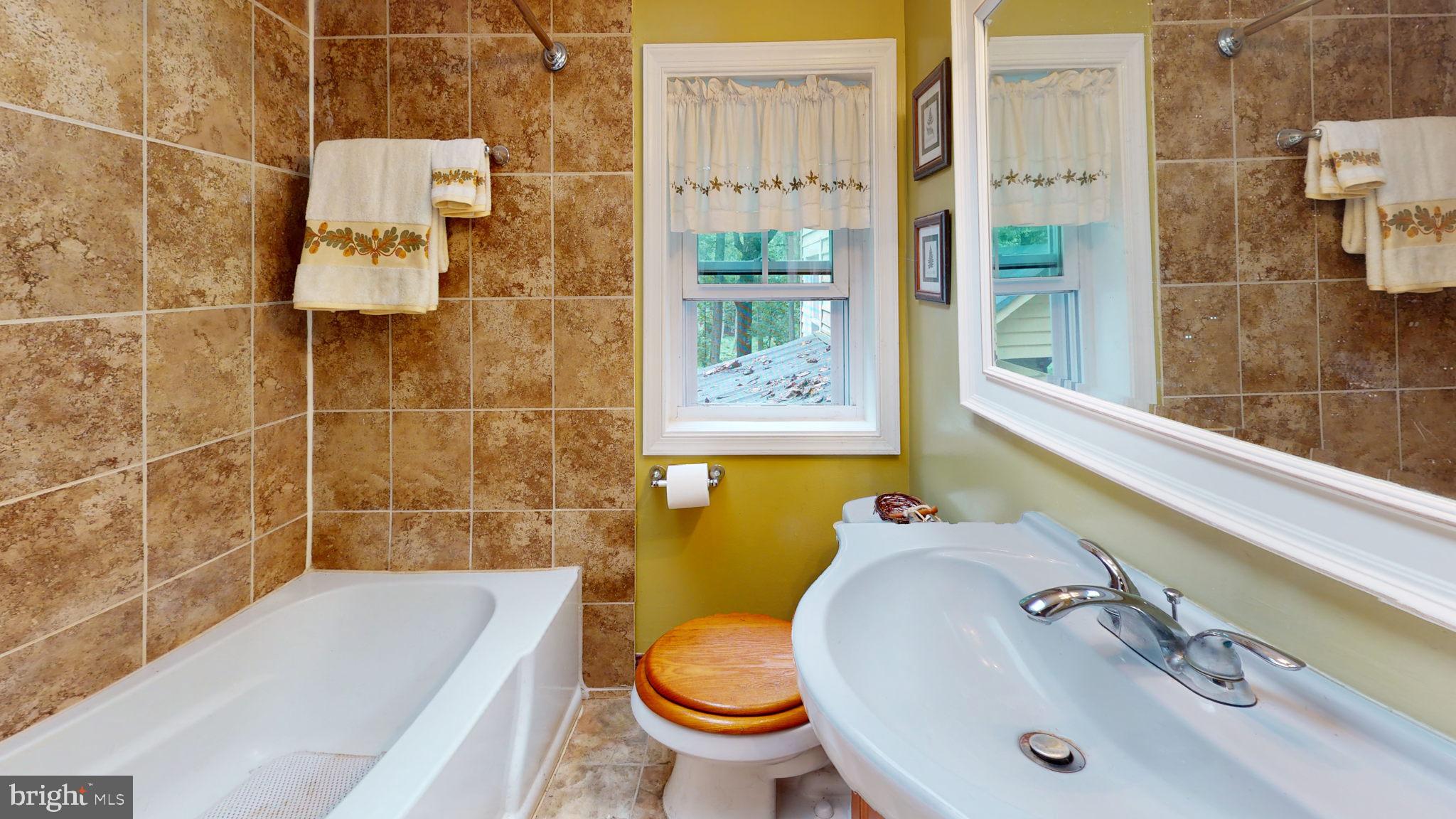 41788 Stumptown Road Leesburg, VA 20176 - Photo 18 of 35 Main level bath