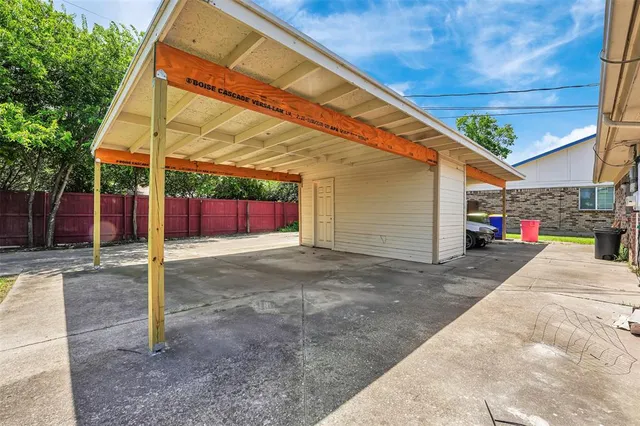 a view of a backyard