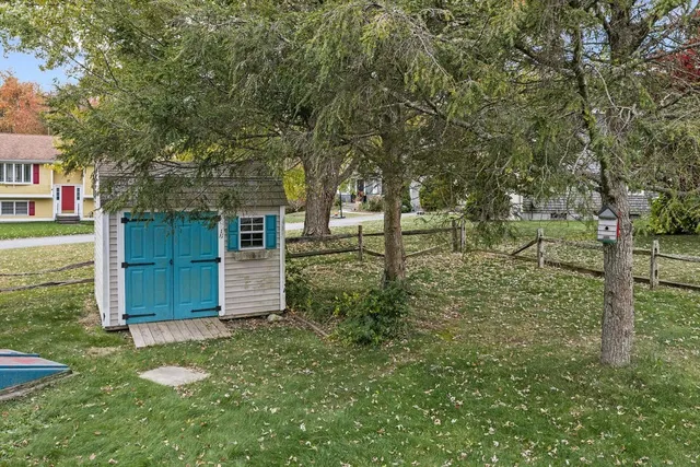 a view of a backyard