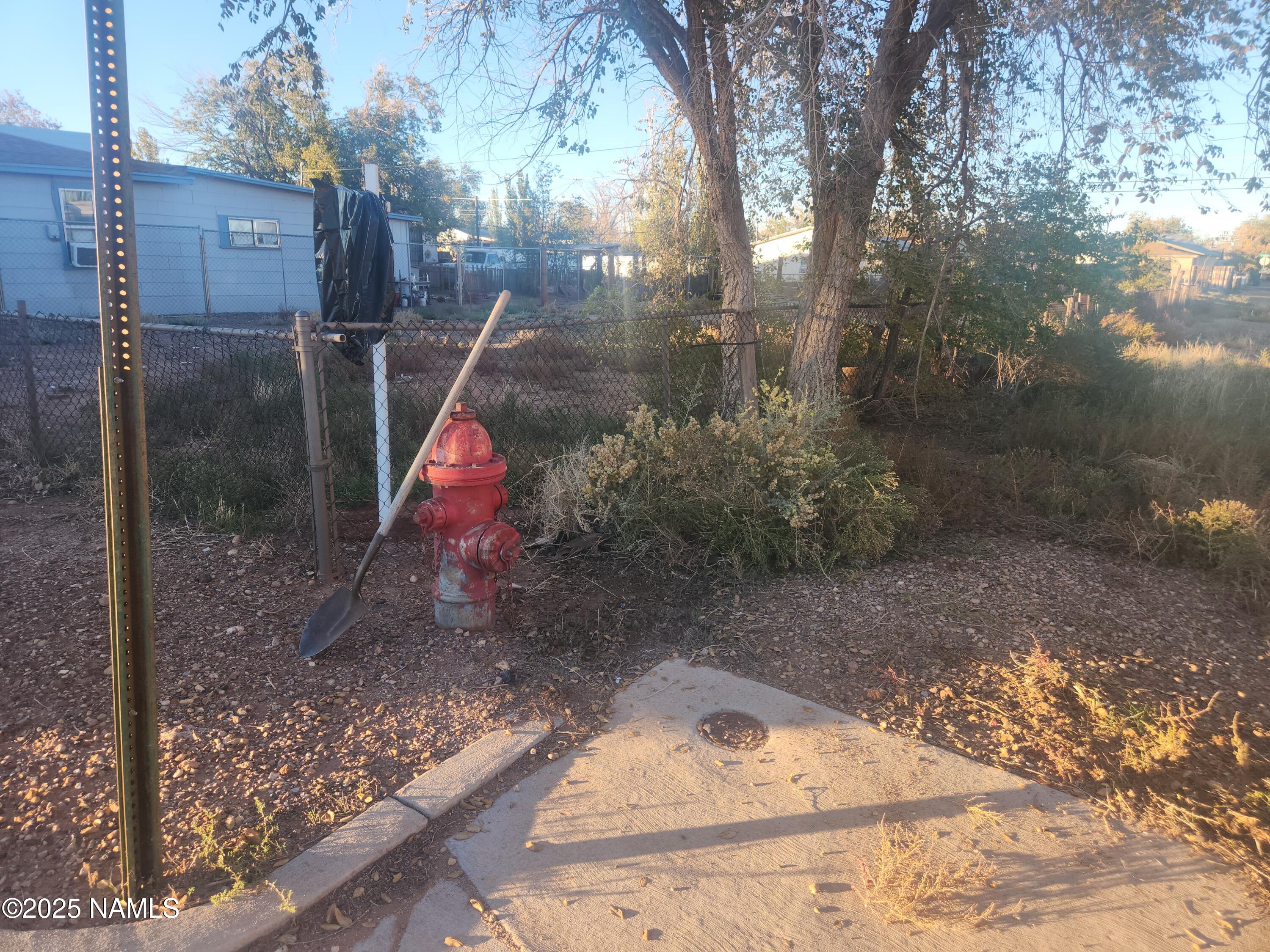 415 South Edwin Avenue Winslow, AZ 86047 - Photo 6 of 9 a backyard of a house