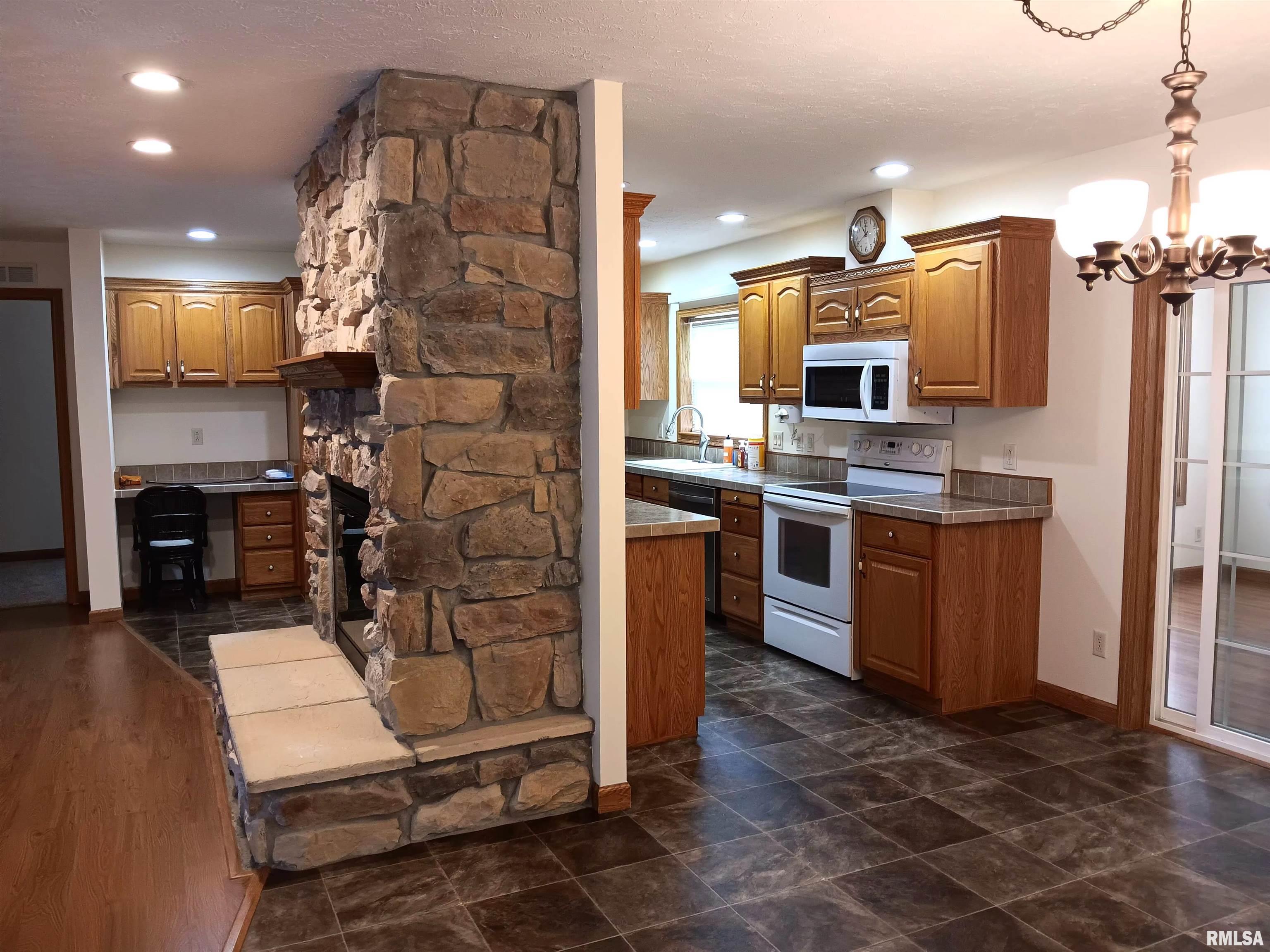 2800 Vía Rosso, Unit 142 Springfield, IL 62703 - Photo 11 of 32 Gallery Image 11