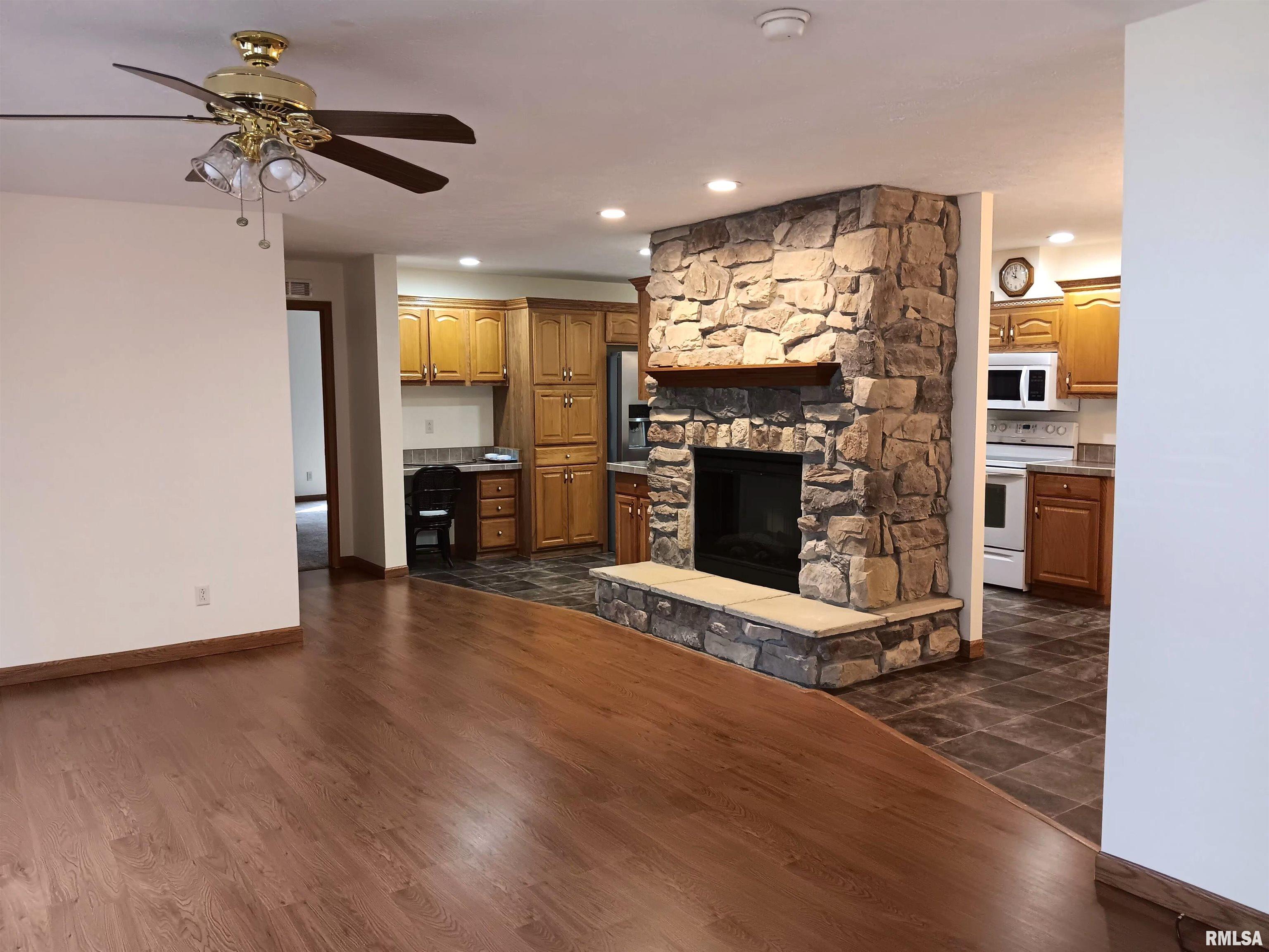 2800 Vía Rosso, Unit 142 Springfield, IL 62703 - Photo 9 of 32 Gallery Image 9