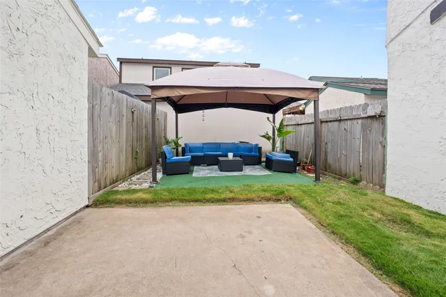 $2,100 | 10327 Gladewood Drive, Houston, TX 77041