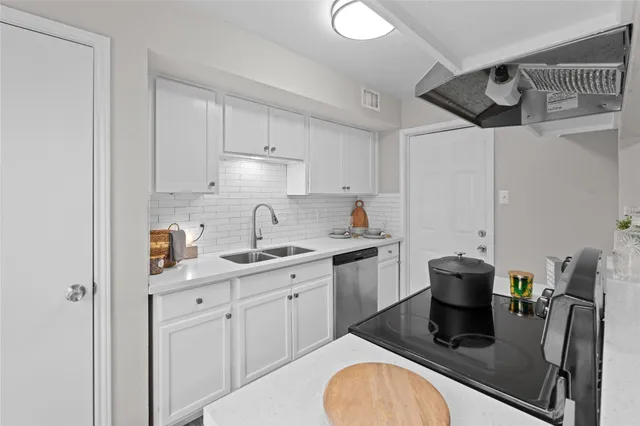 $2,100 | 10327 Gladewood Drive, Houston, TX 77041